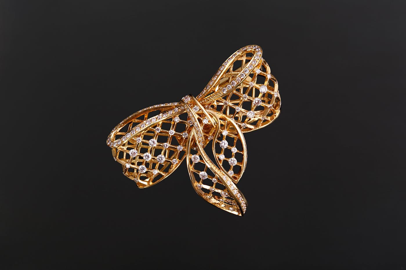  Milio Bow brooch in gold with diamonds