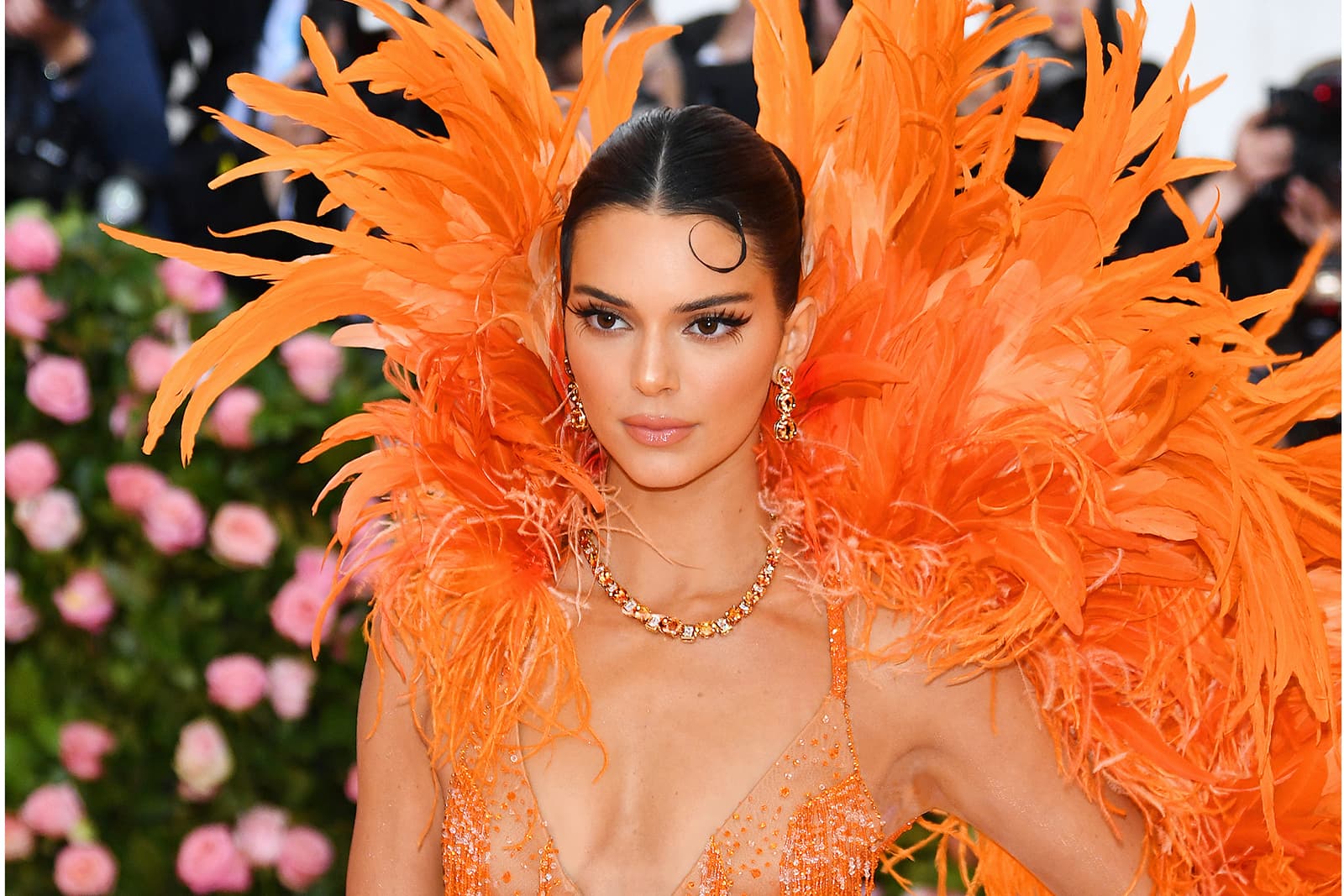  Kendall Jenner in Tiffany&Co. jewellery from the 2019 'Blue Book' collection, necklace and earrings with Imperial topaz in 18k yellow gold 