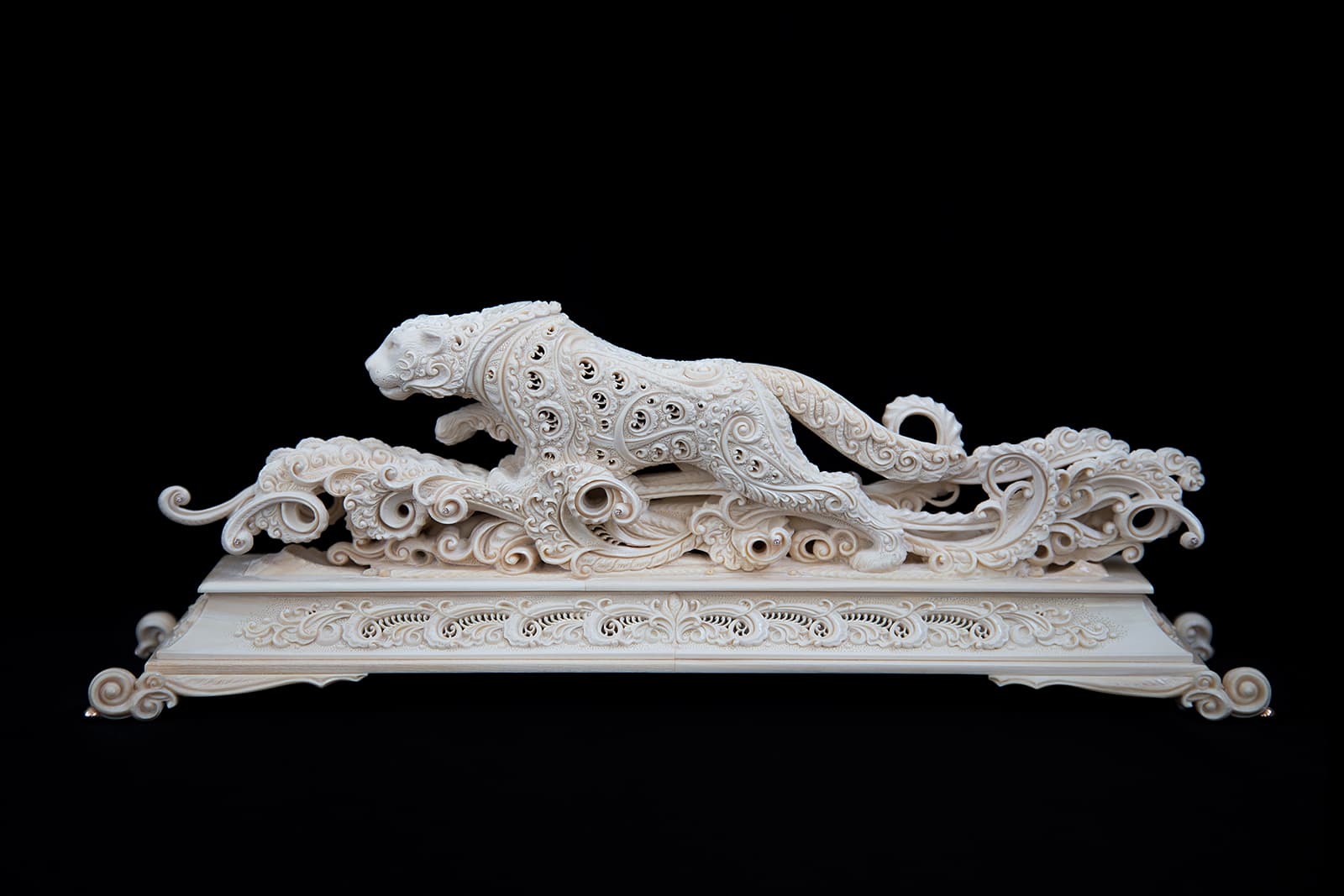 Notivory objet d'art 'Leopard' in mammoth tusk