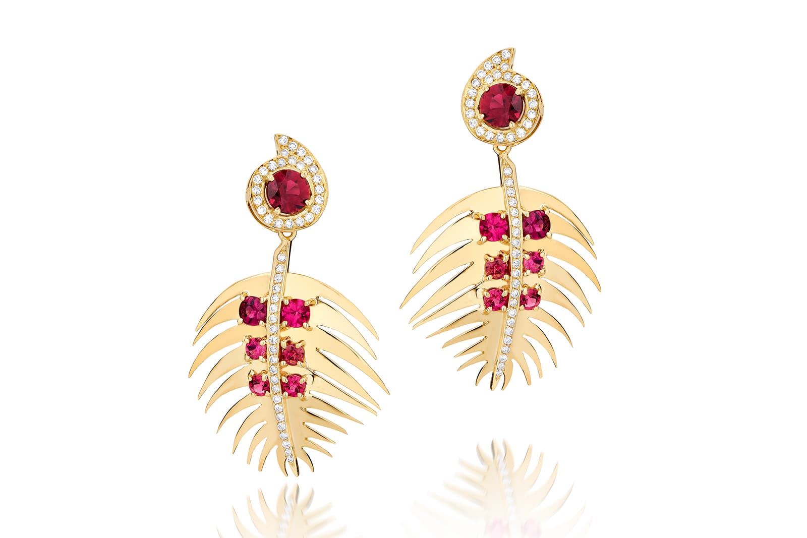 Carol Kauffmann 'Palm' medium earrings from the 'Botanica' collection with diamonds and 6.2ct rubellite in yellow gold