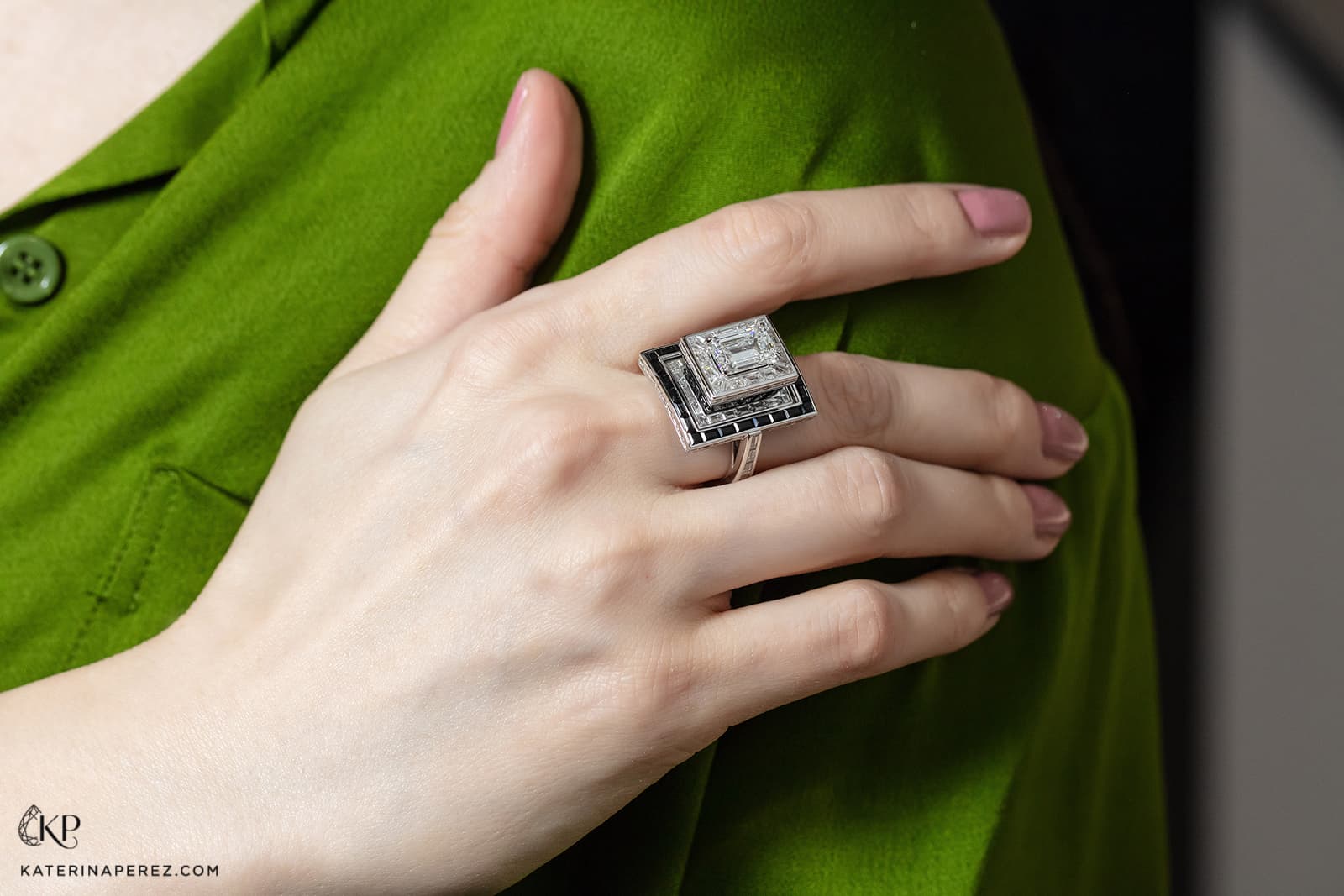 Maison Tabbah 'Wonders' ring with colourless and black diamonds in gold