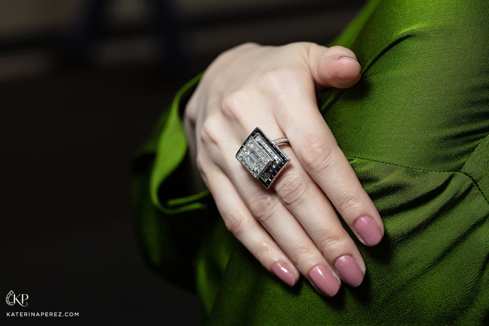  Maison Tabbah  'Wonders' ring with colourless and black diamonds in gold