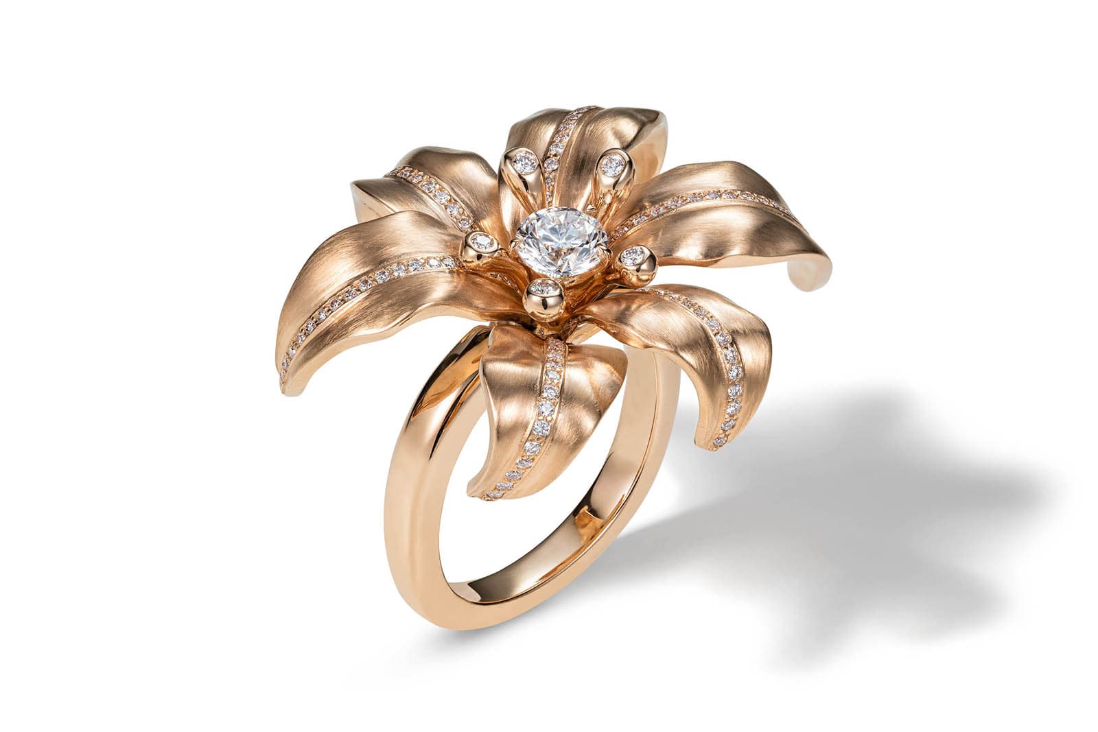  Maison Tabbah 'Flora Magnifica' ring from the 'Les Sublimes' collection with diamonds in gold
