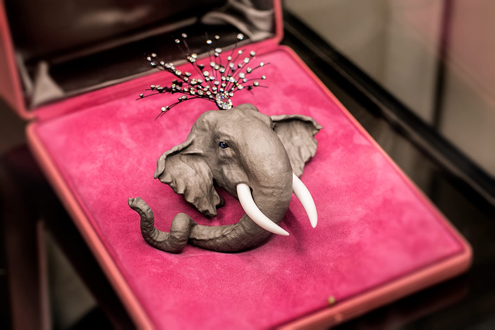 Christie’s ‘Maharajas & Mughal Magnificence’: брошь JAR из титана с бриллиантами, сапфирами и кахолонгом