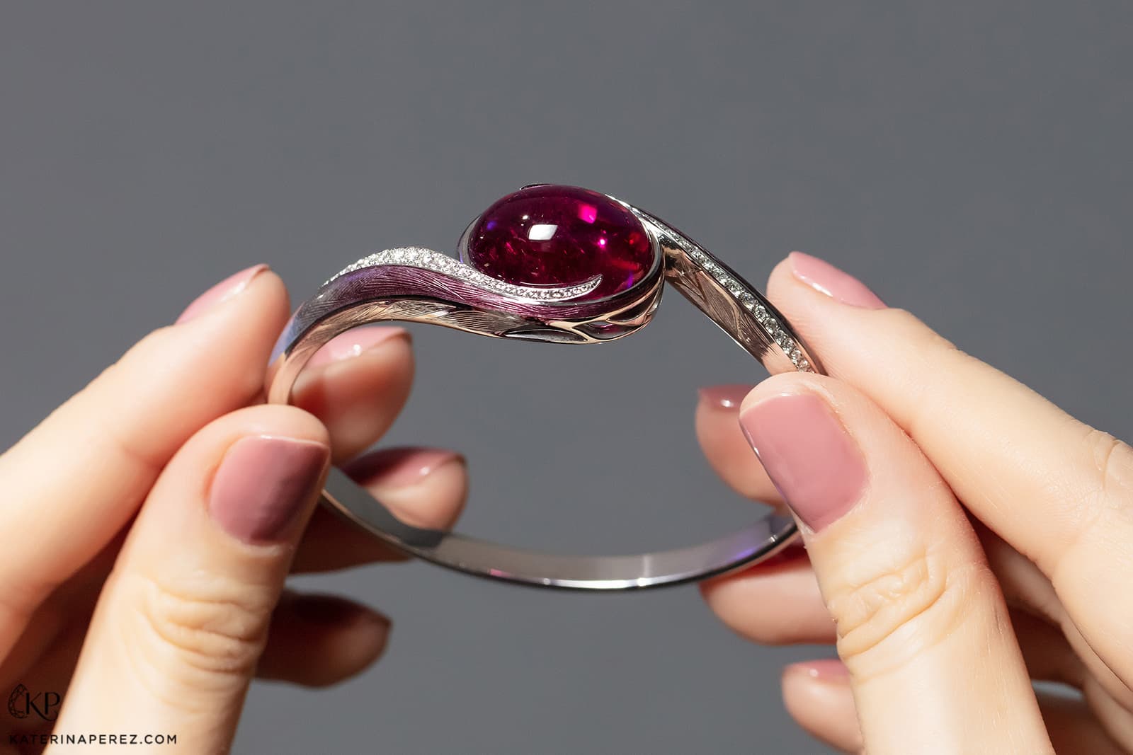  Henn of London ‘Harmony’ bangle with 22.22ct cabochon rubellite, diamonds and enamel in 18k white gold