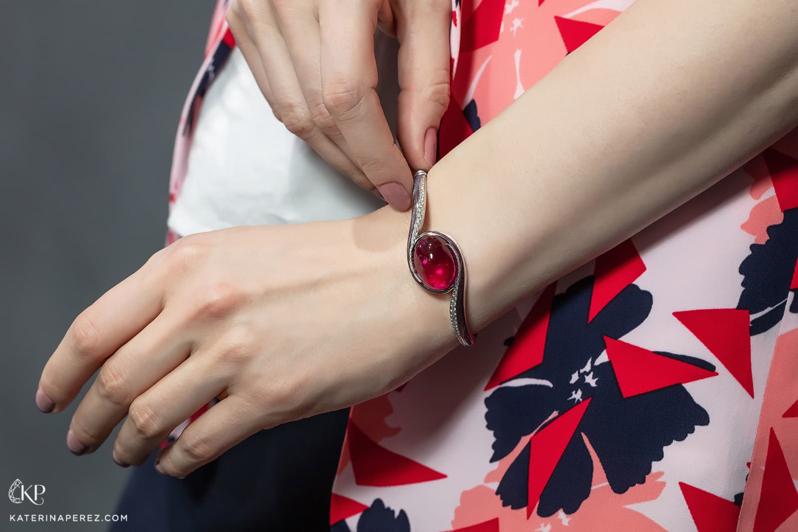  Henn of London ‘Harmony’ bangle with 22.22ct cabochon rubellite, diamonds and enamel in 18k white gold