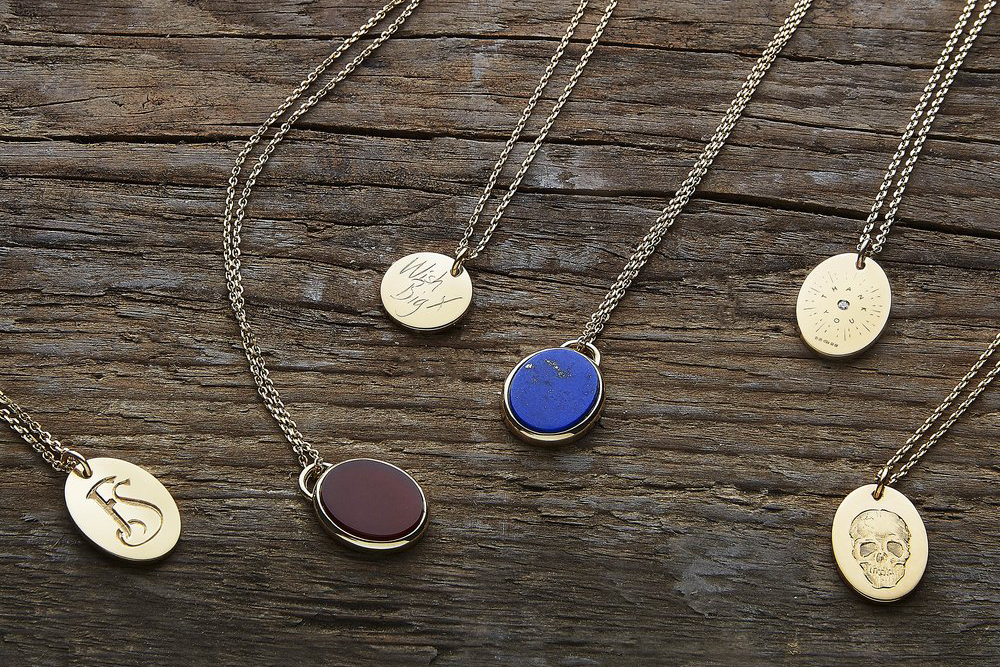 Rebus engravable pendants with lapis lazuli and carnelian in yellow gold