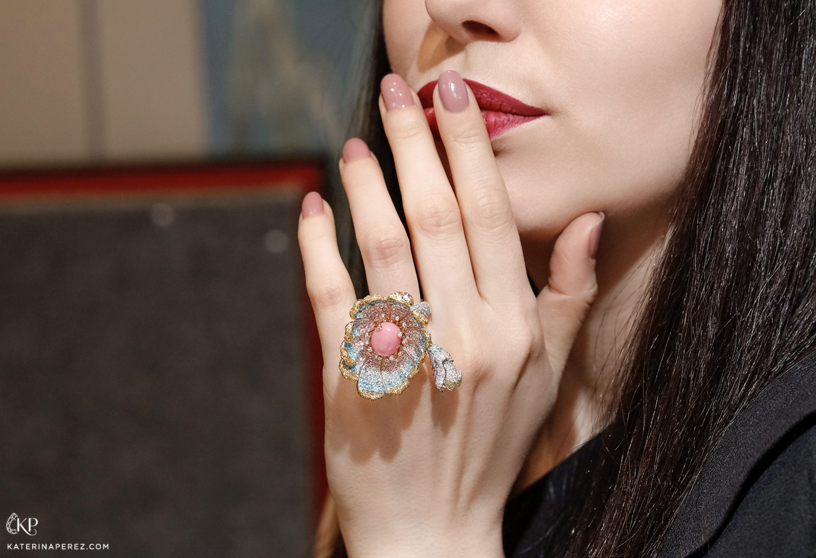 The Gerbera flower ring with conch pearl by Alessio Boschi