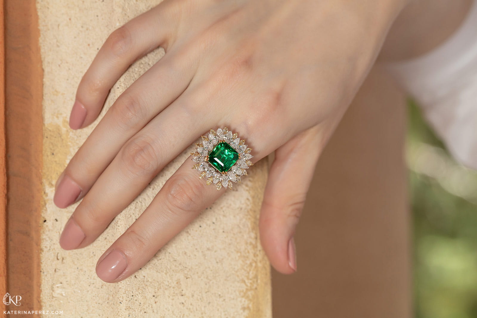 Sunita Nahata 'Regalia' collection ring with 4.93ct Zambian emerald, colourless and yellow diamonds in white and yellow gold