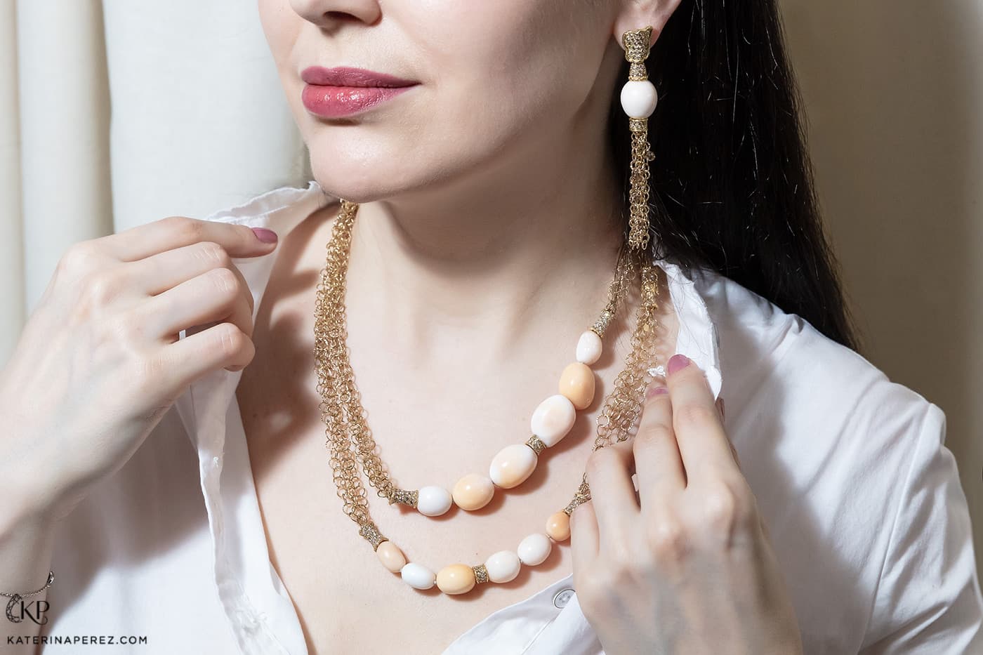 Shanghai Gems necklace and earrings with Cassis pearls and diamonds in yellow gold