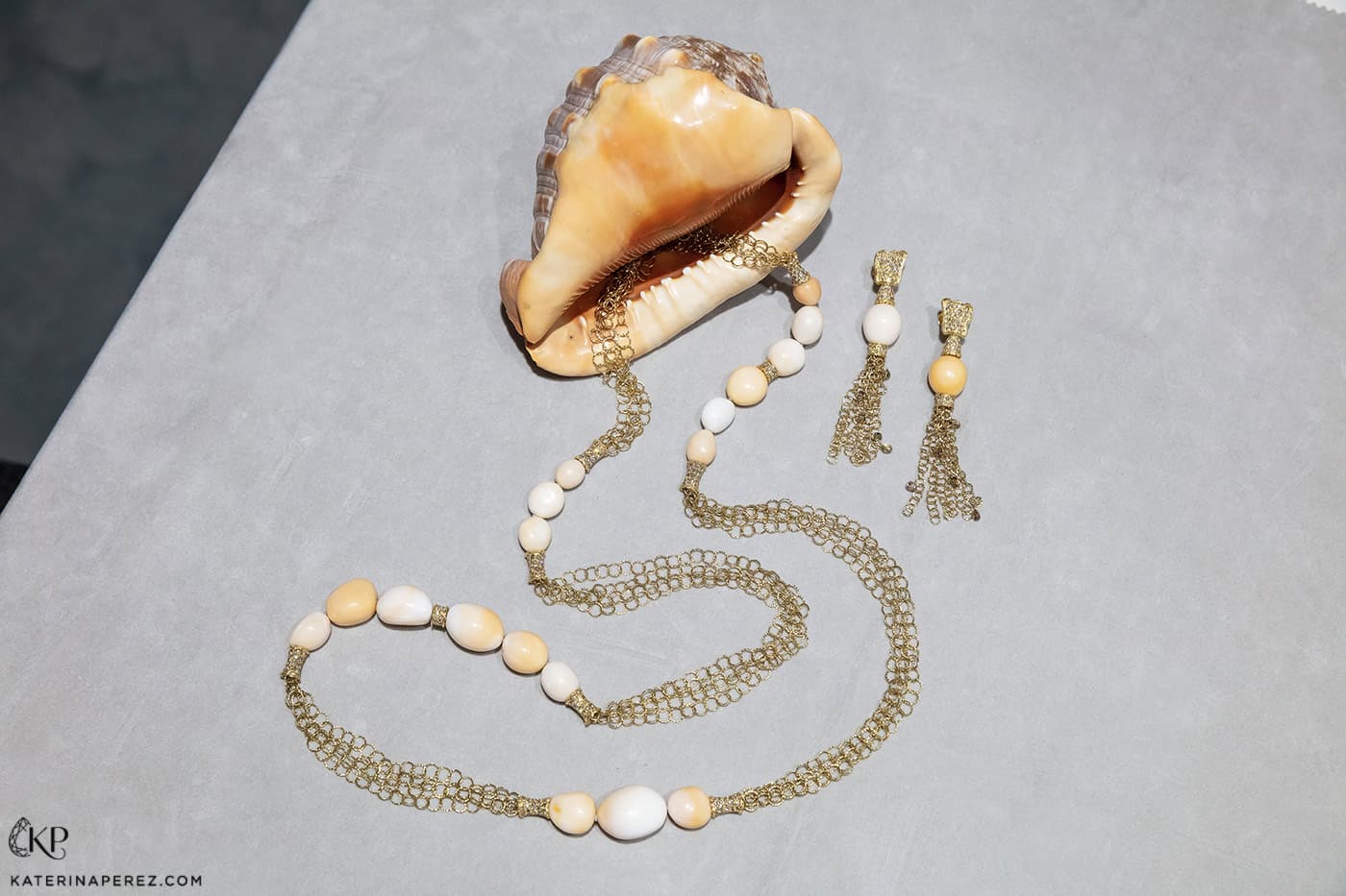  Shanghai Gems necklace and earrings with Cassis pearls and diamonds in yellow gold