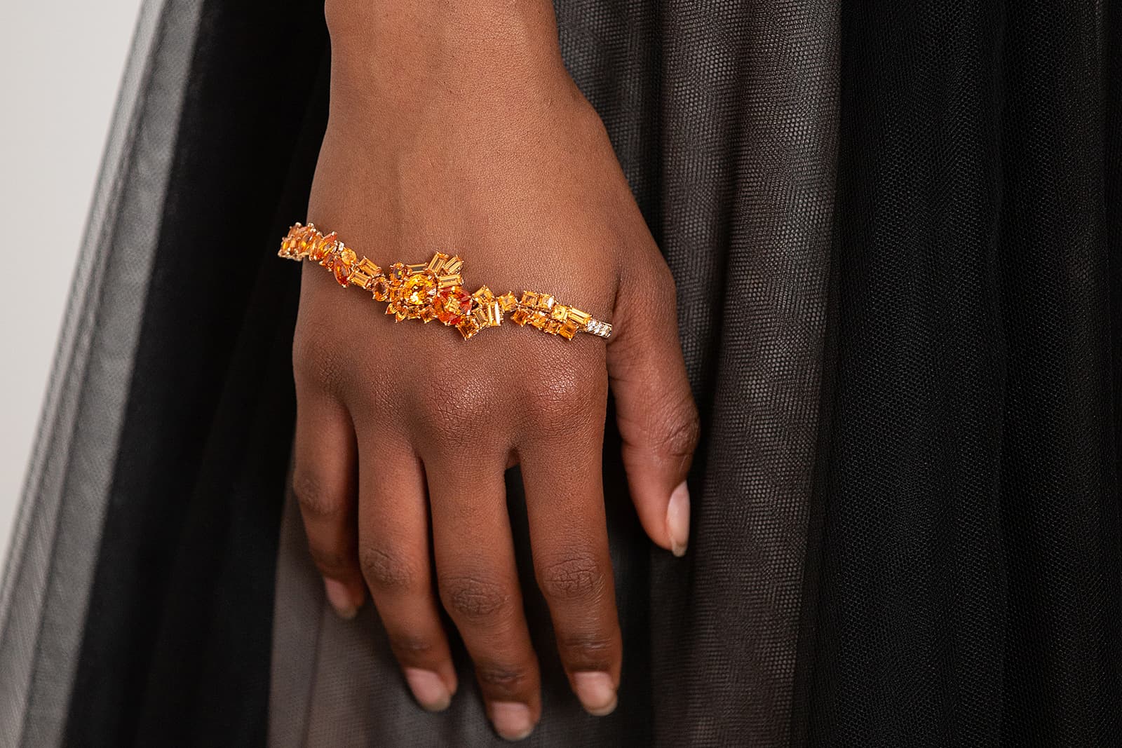 Браслет на руку 'Gem Dior' из желтого золота с бриллиантами, сапфирами и спессартинами