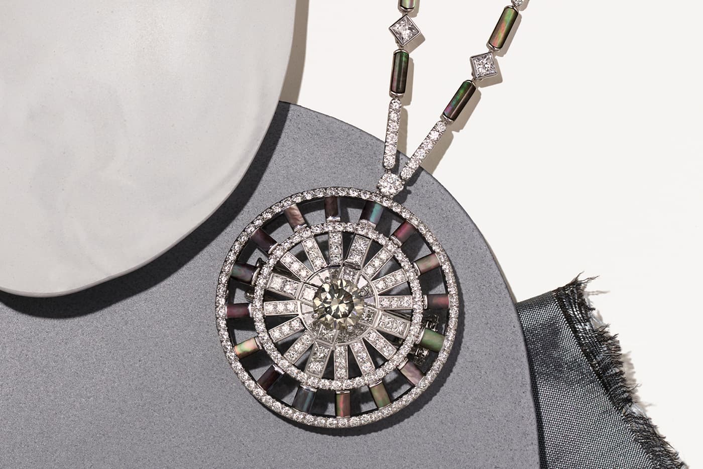  De Beers 'Chapman's Zebra' sautoir with central 3.00ct diamond, diamonds and grey mother-of-pearl