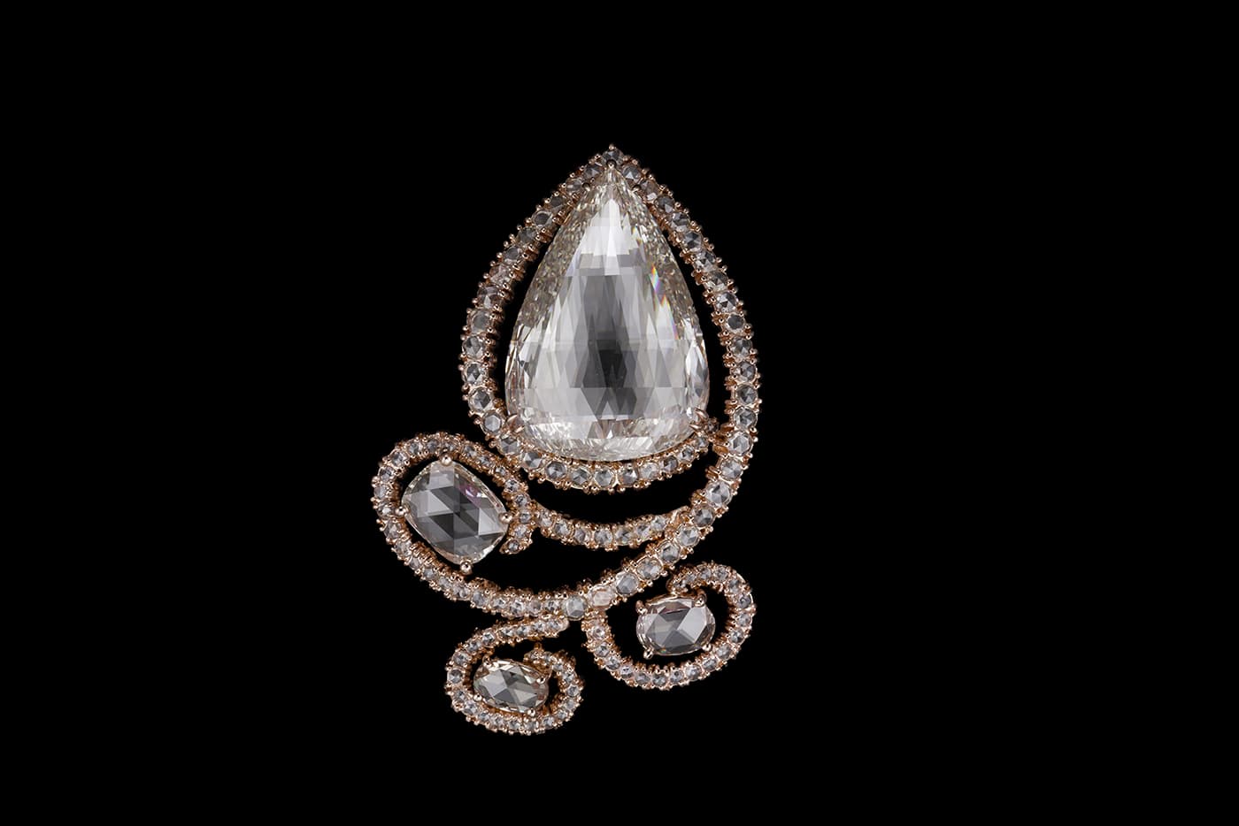  Carnet by Michelle Ong 'Belle Diamonds' brooch with colourless and light brown diamonds in yellow gold
