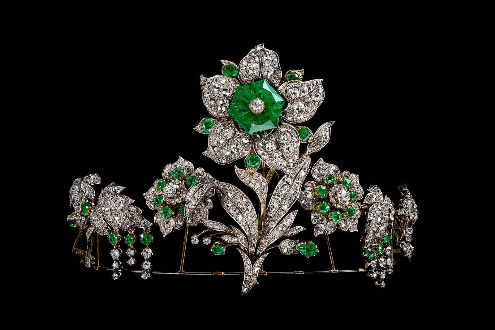  Transformable tiara and brooch with emeralds and diamonds in gold and silver circa 1830 owned by the Leuchtenberg family (descendants of Empress Joséphine) 