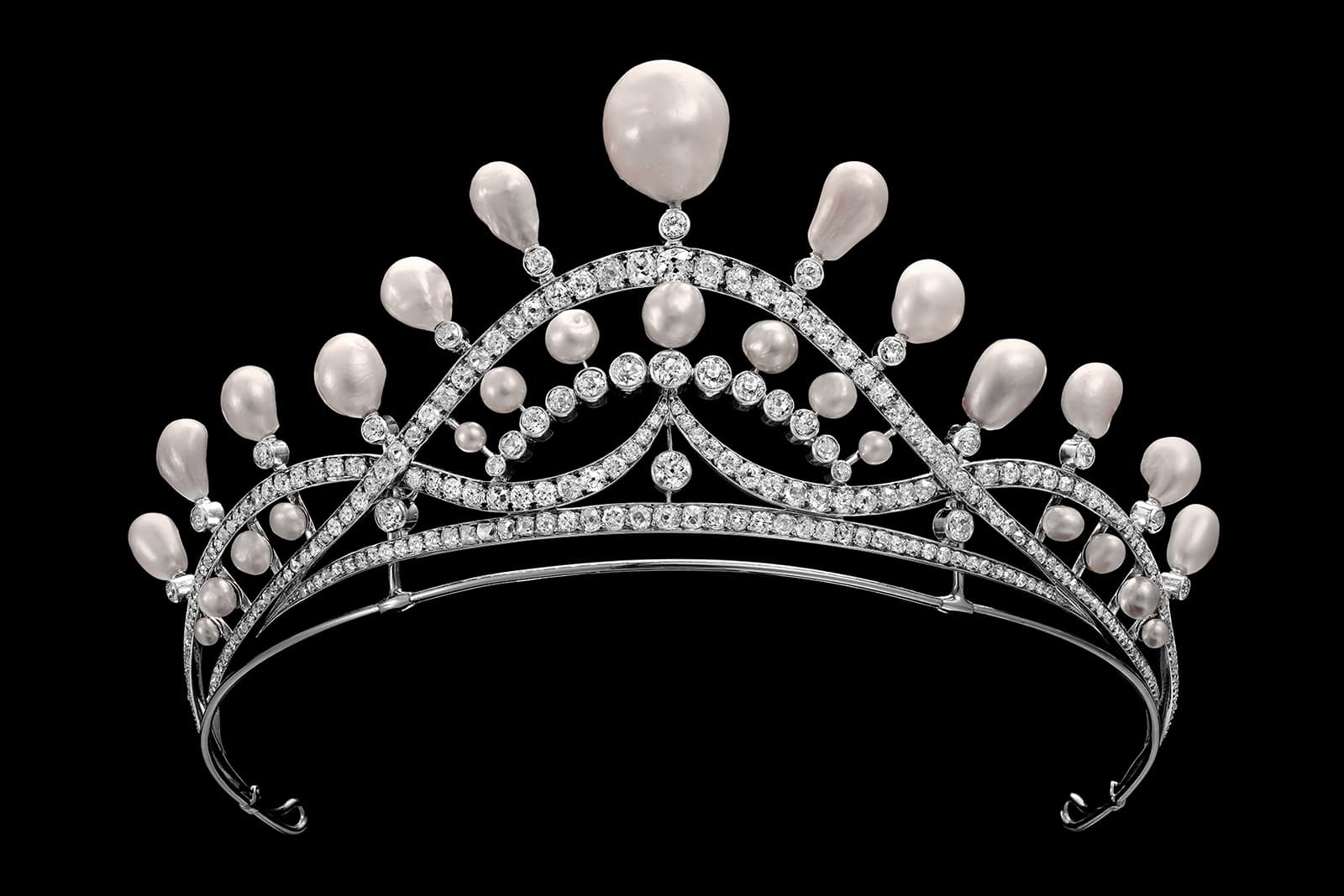  Chaumet 'Curviligne' transformable tiara and necklace with diamonds and pearls in gold and silver circa 1930
