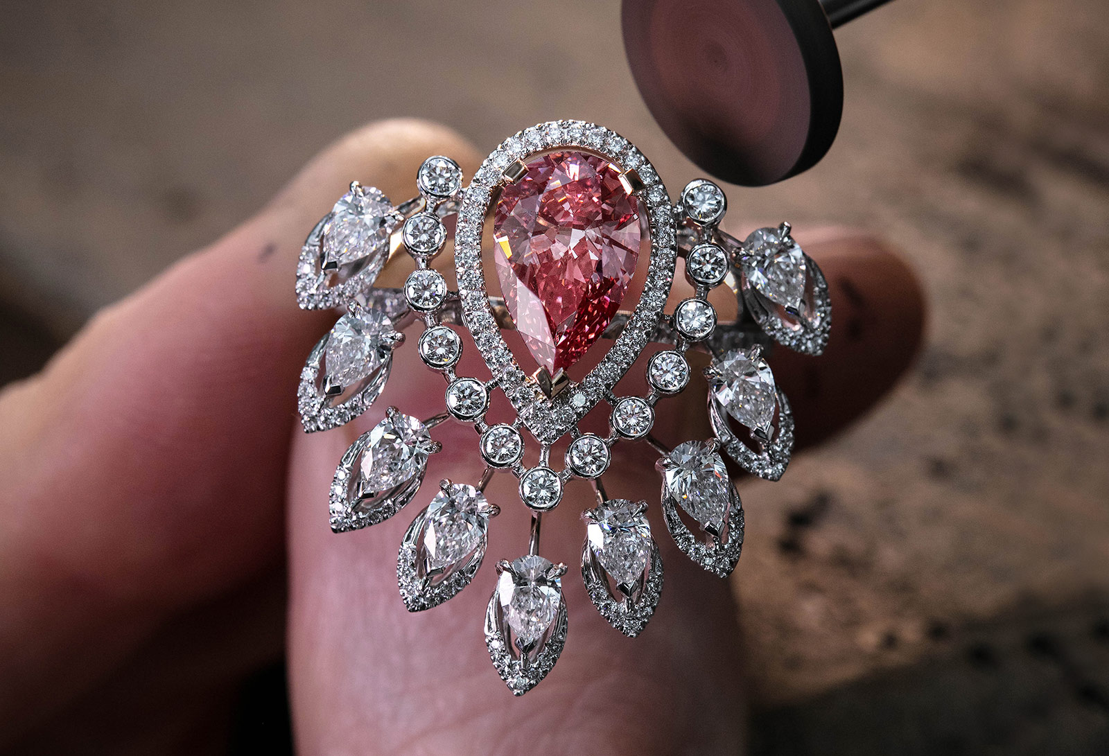 Кольцо Messika 'Desert Bloom' из коллекции 'Private Collection'  из белого золота с розовым бриллиантом 1.62ct, а также бесцветными бриллиантами в огранке "груша" и "бриллиант"