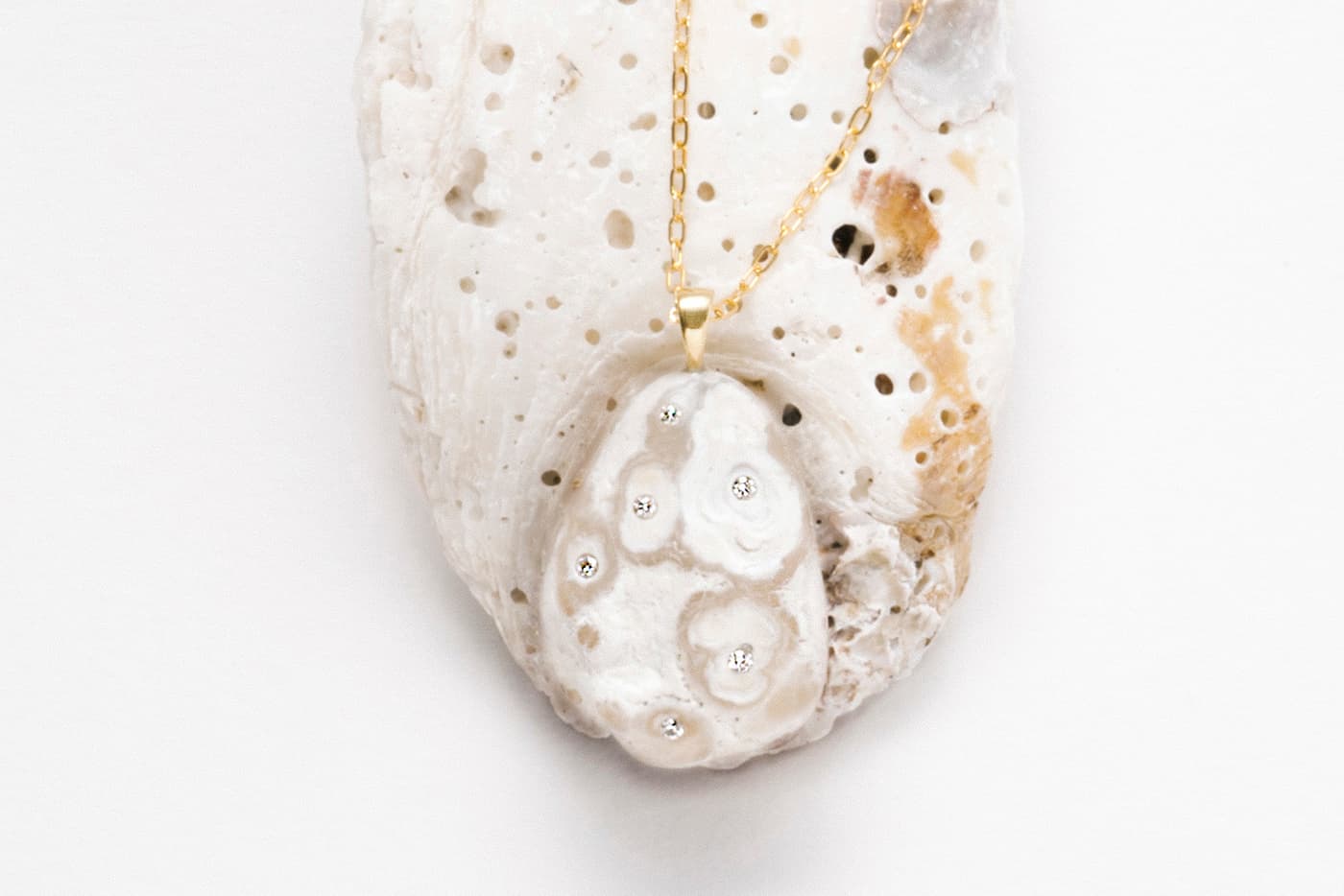  CVC Stones pendant with diamonds in yellow gold