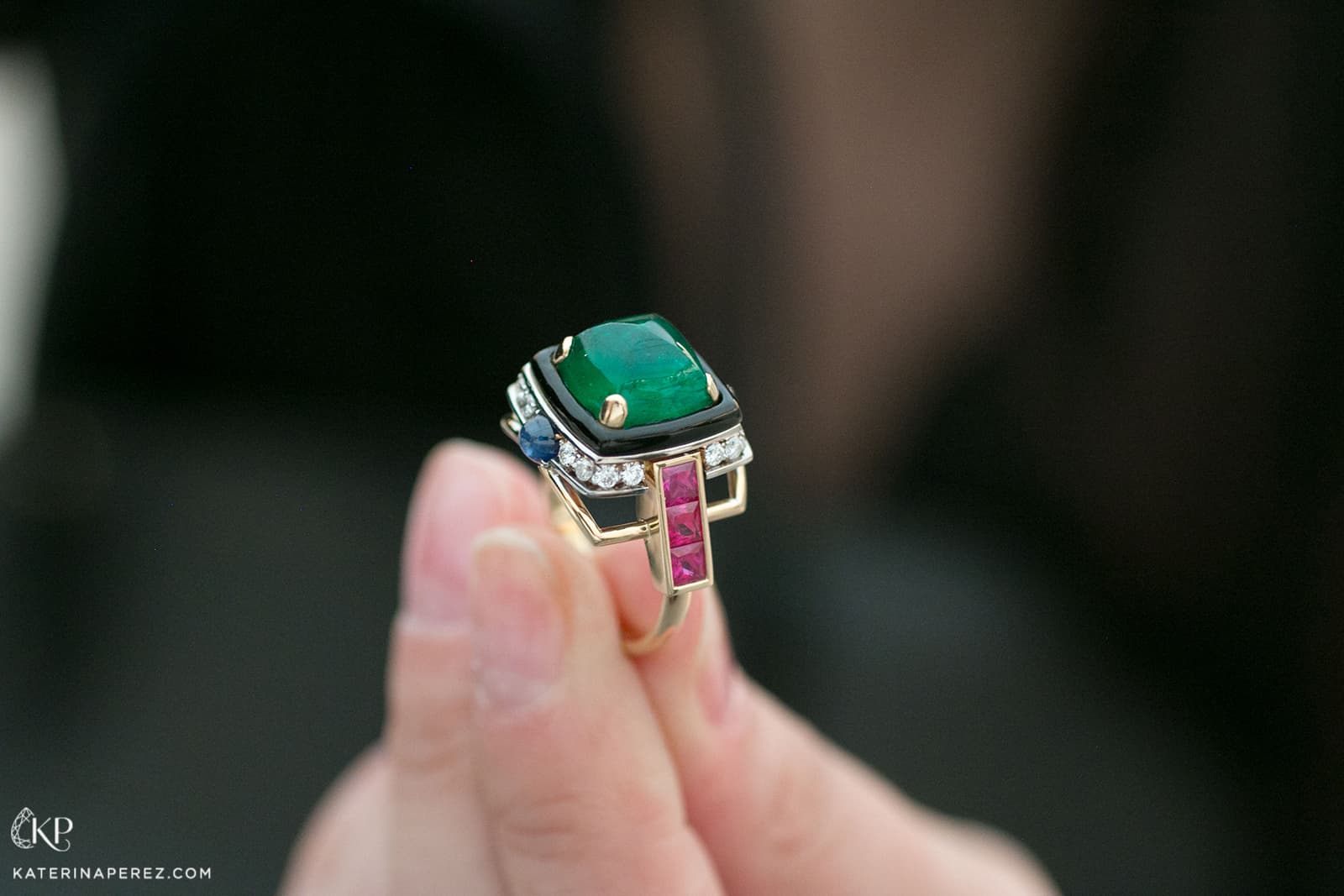  Milio ring with emerald, rubies and diamonds set in yellow gold