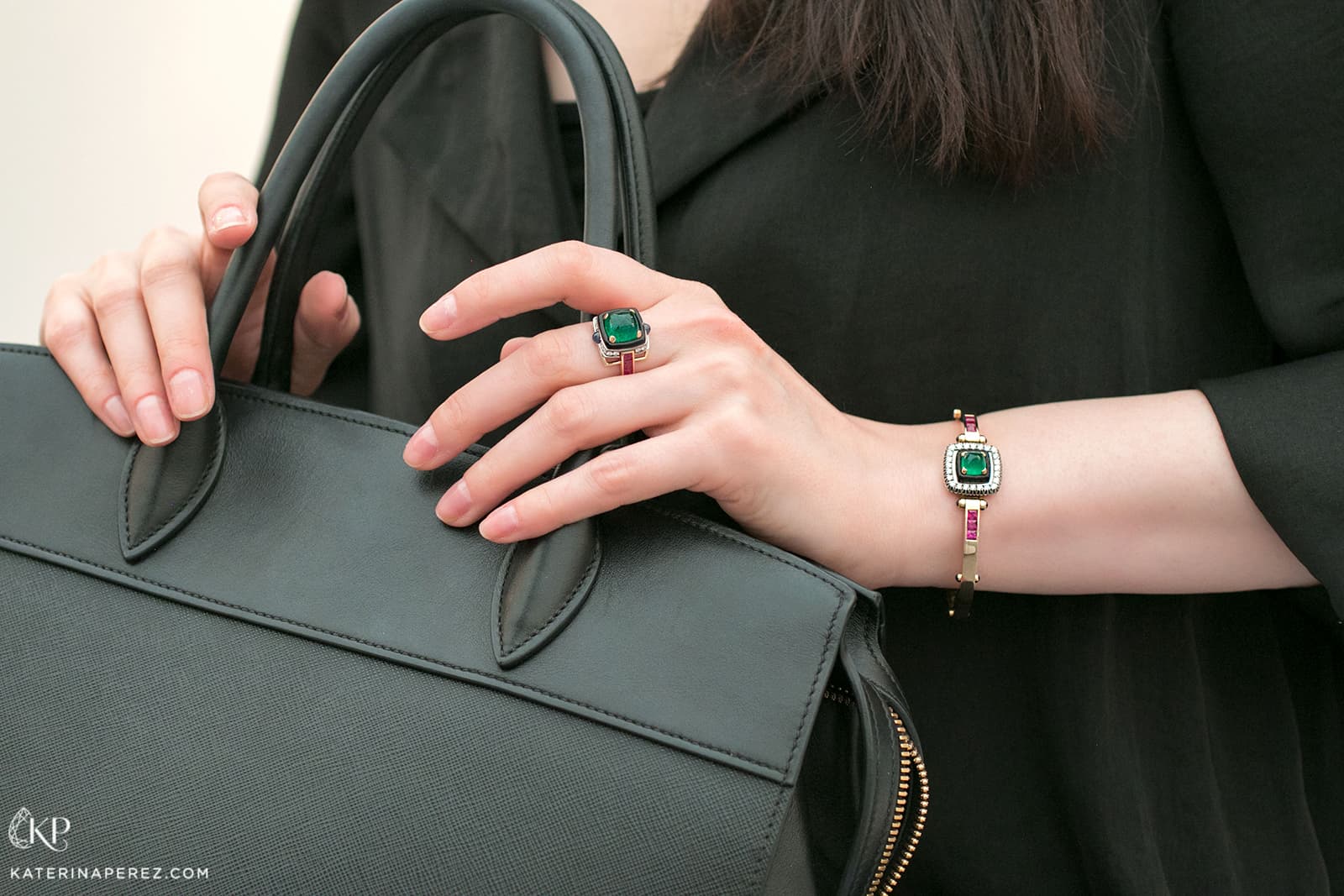 Milio bracelet and ring with emerald, rubies and diamonds set in yellow gold