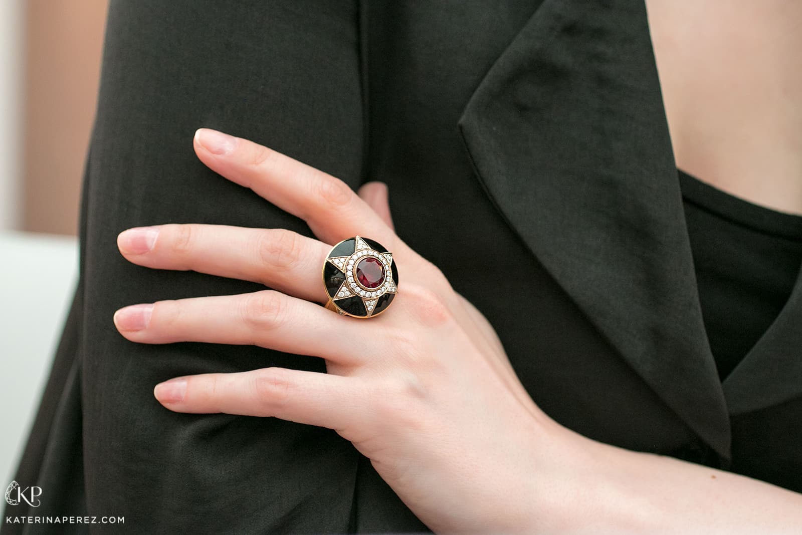 MiLiO 'Star' ring with a garnet and diamonds with black enamel over yellow gold