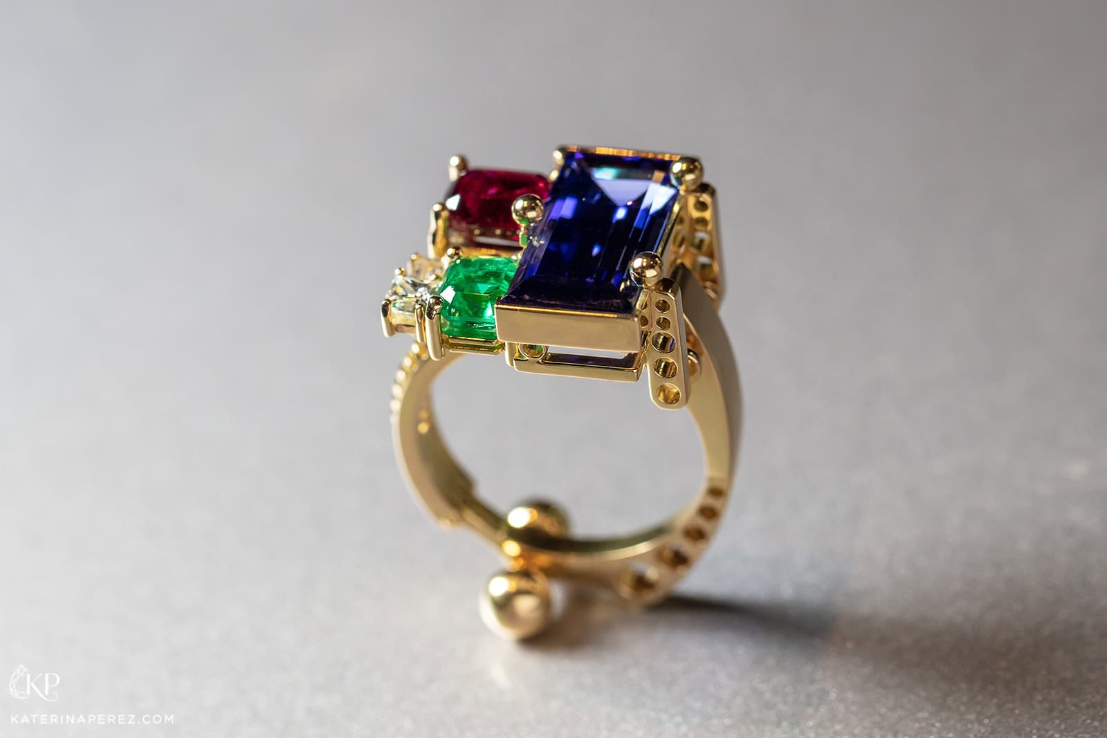 MiLio 'Supremus' ring with 7.3 cts tanzanite, 1.3 ct tourmaline, 0.5 ct emerald and diamonds set in yellow gold