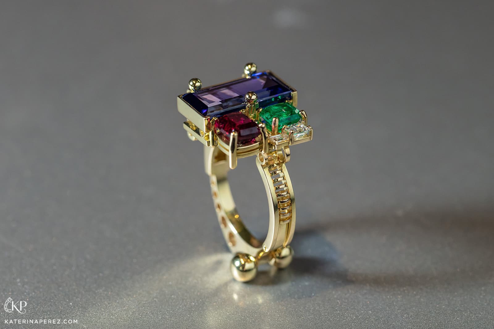  MiLio 'Supremus' ring with 7.3 cts tanzanite, 1.3 ct tourmaline, 0.5 ct emerald and diamonds set in yellow gold