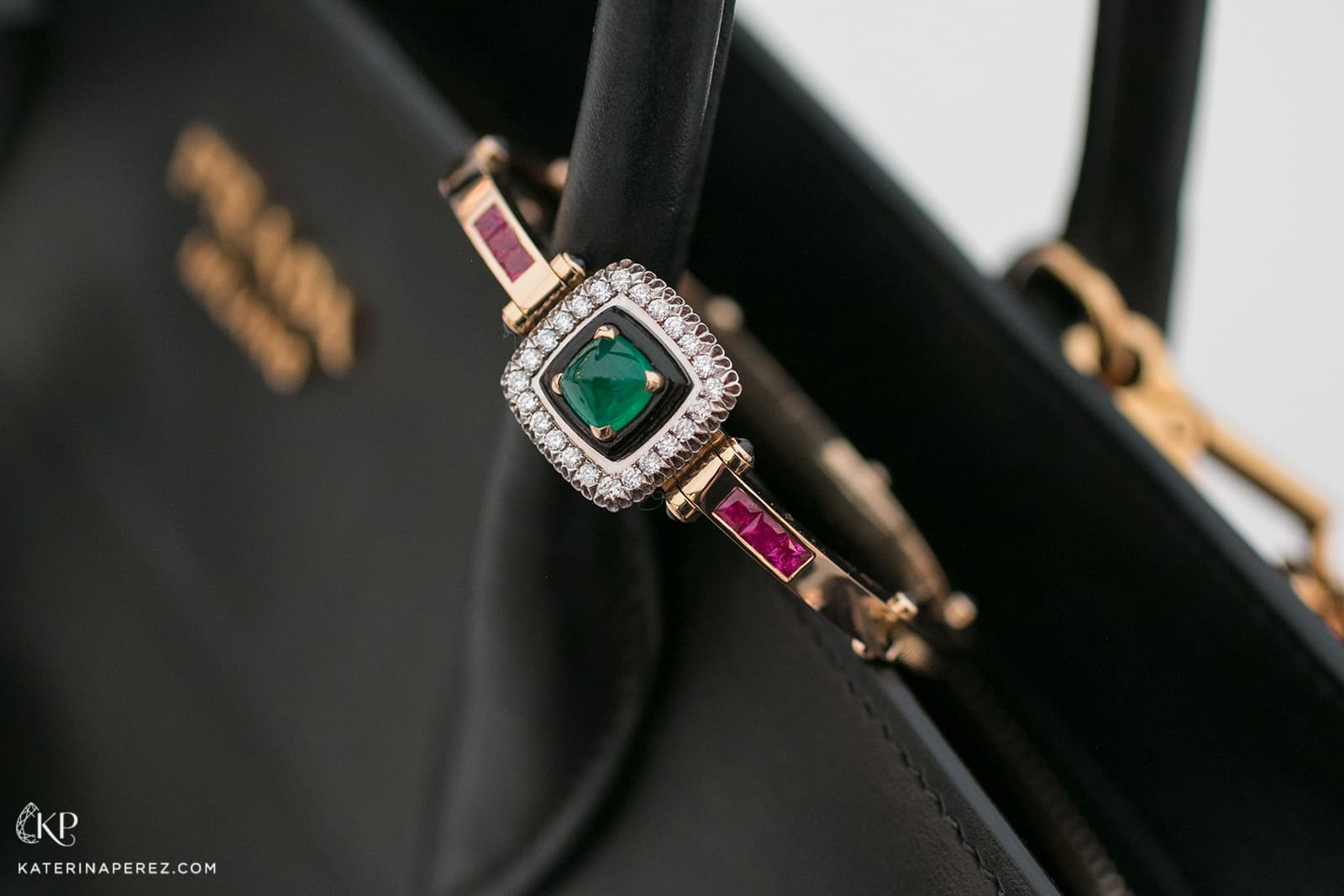  Milio bracelet with emerald, rubies and diamonds set in yellow gold