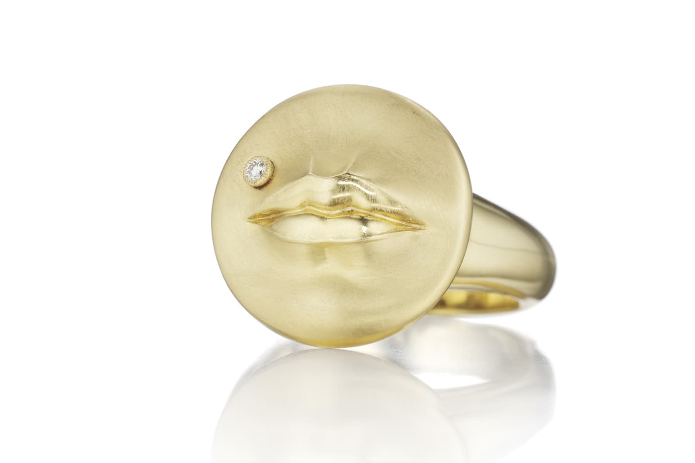 Anthony Lent 'Kiss Me' ring with diamond in yellow gold