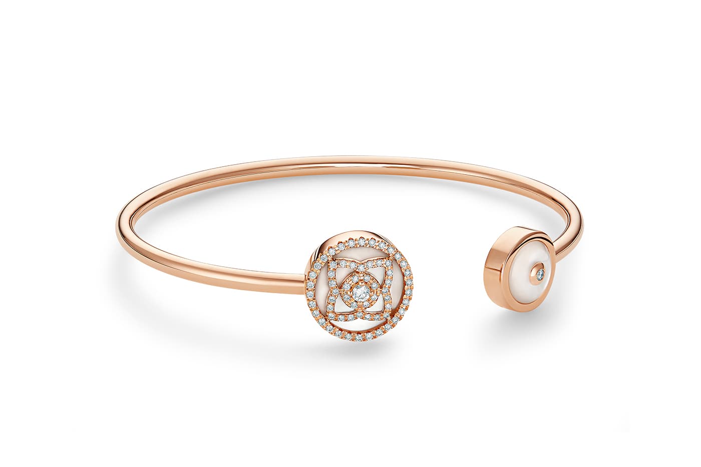  De Beers ‘Enchanted Lotus’ pendant with mother of pearl and diamonds in yellow gold