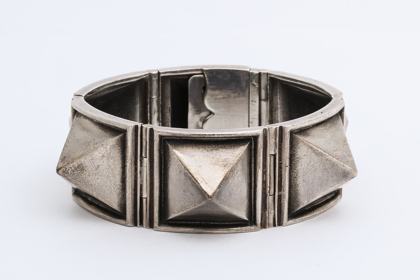  Tuey bracelet in silver  offered by A La Vieille Russie