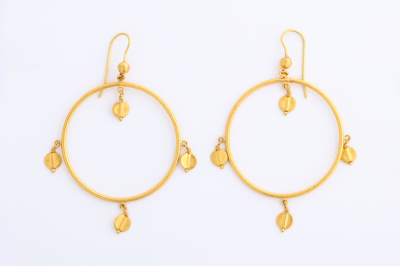  Hoop earrings in yellow gold offered by A La Vieille Russie