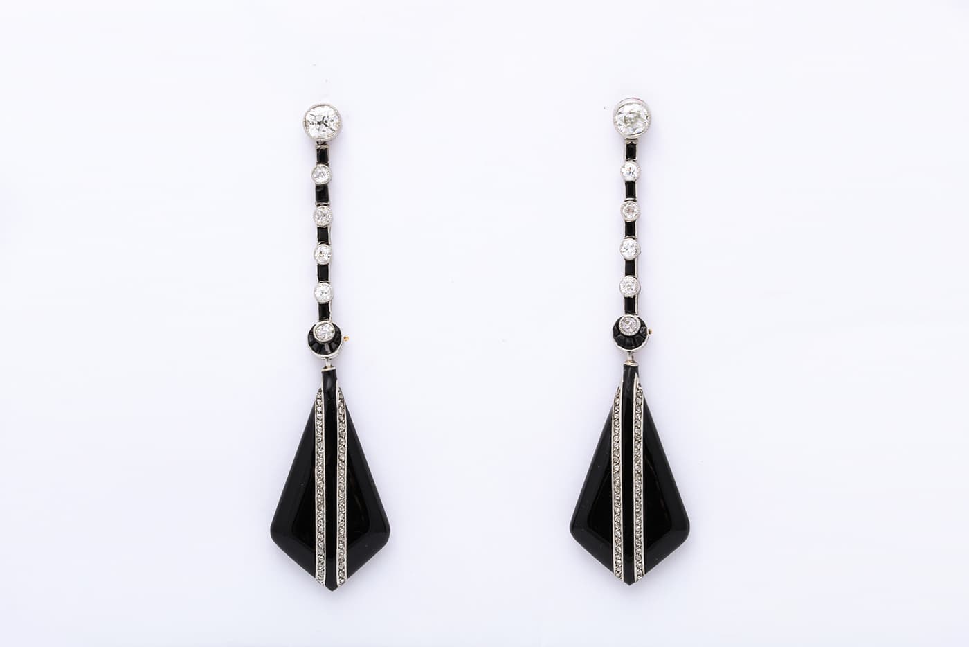  Drop earrings with diamonds and onyx in white gold offered by A La Vieille Russie