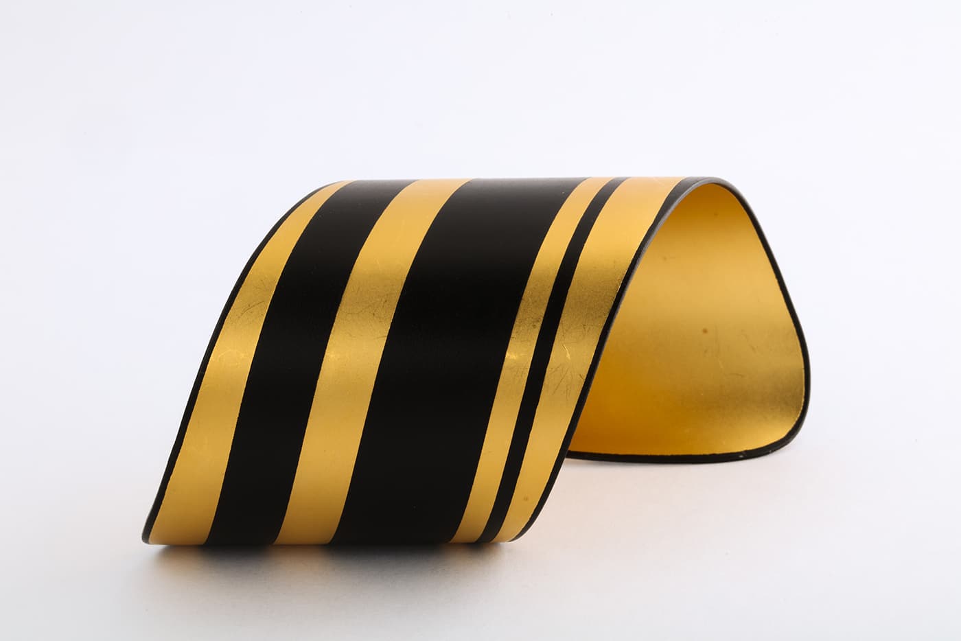  Angela Cummings bangle in black enamel and yellow gold offered by A La Vieille Russie