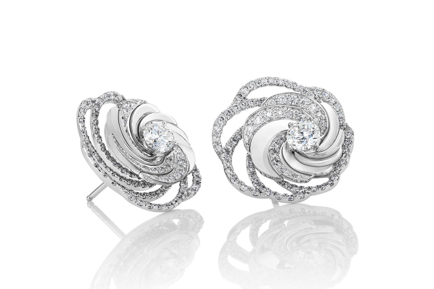  De Beers 'Aria' stud earrings with diamonds in white gold