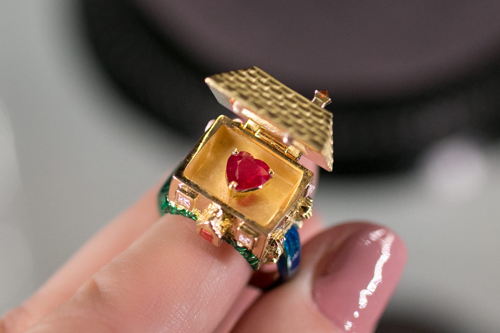  Solange Azagury-Partridge 'Home' ring with diamonds, ruby and lacquer in yellow gold