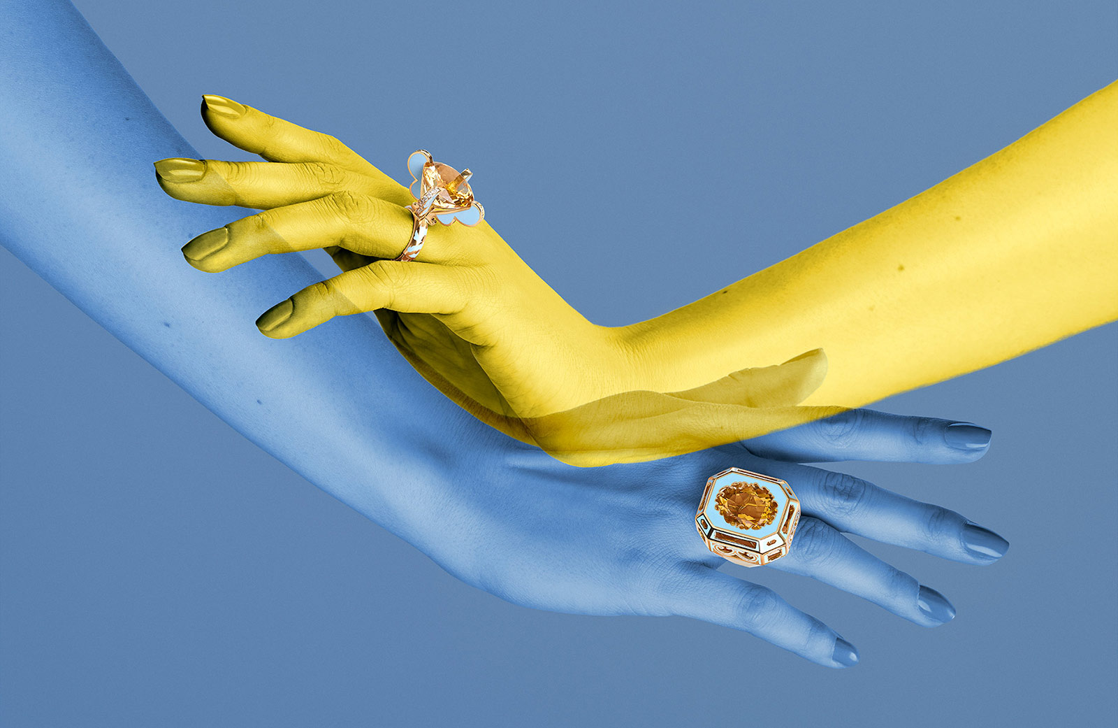 Кольца Aisha Baker: ‘Majesty’ из желтого золота с цитрином 26.06ct, бриллиантами 0.80ct и эмалью; ‘Mystere’ из желтого золота с цитрином 19.79ct и эмалью