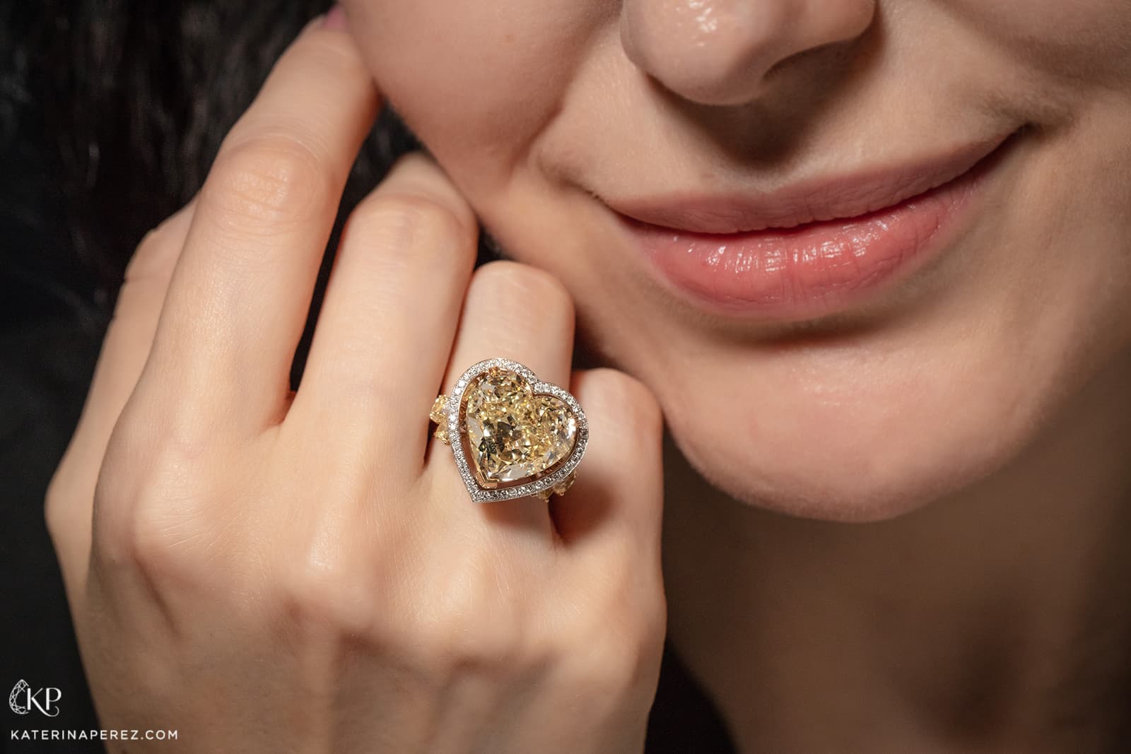  Novel Fine Jewelry ring with heart cut fancy yellow and colourless diamonds in white gold that can be transformed into a bracelet