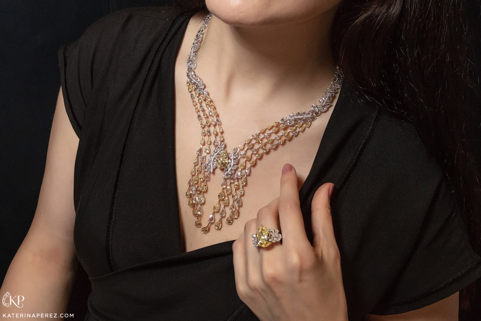 Novel Fine Jewelry necklace and ring with fancy coloured and colourless diamonds in white gold