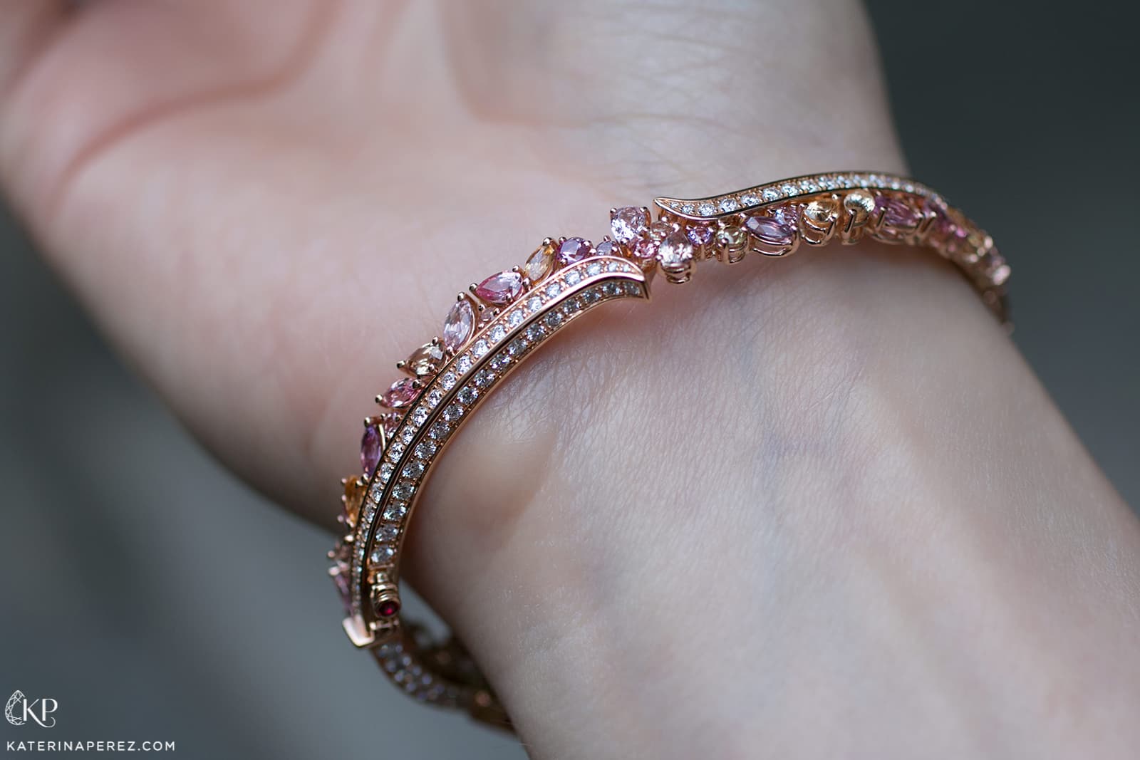  The back of Gübelin's 'Splendid Feather' bangle