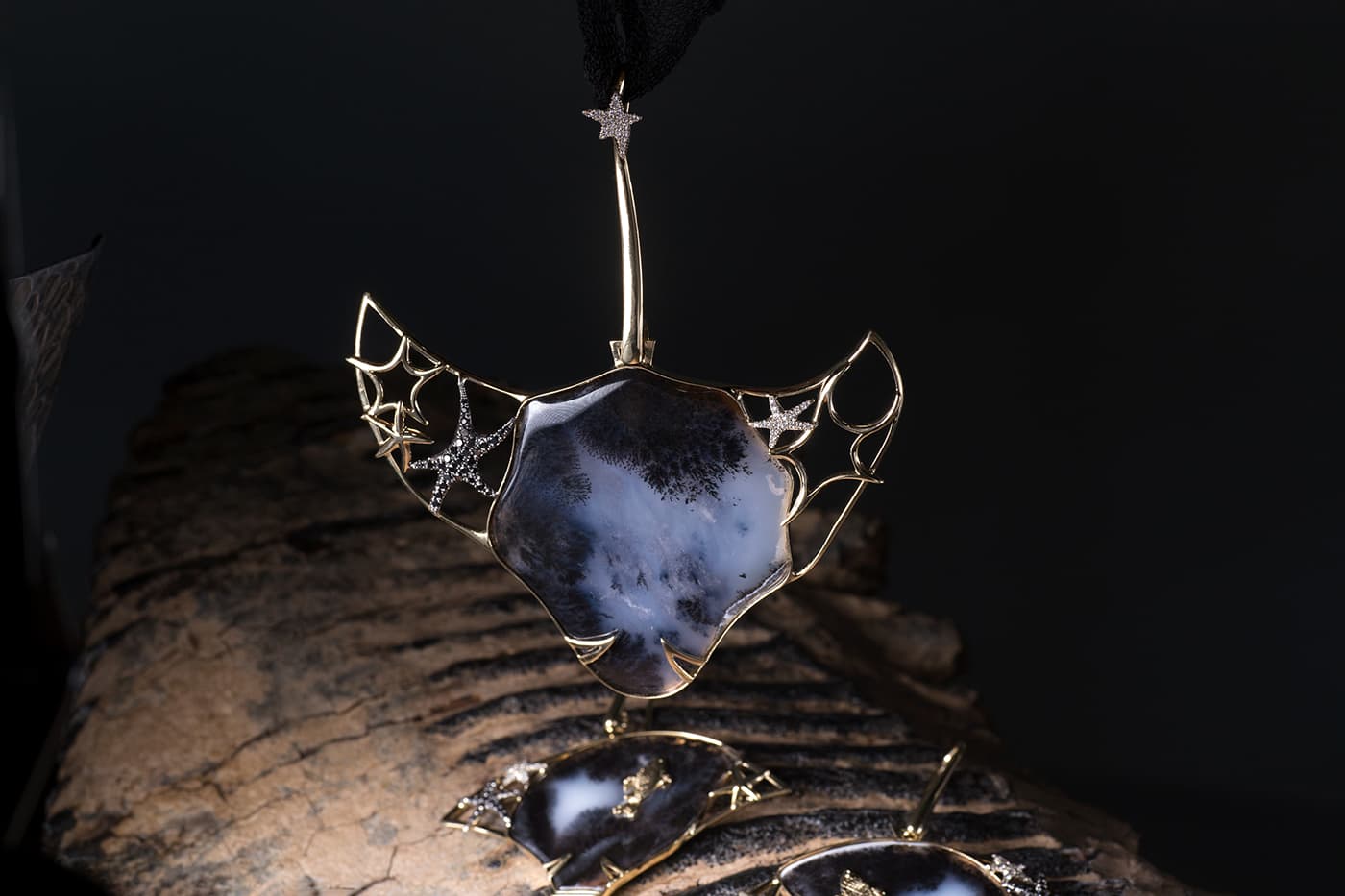 NotIvory jewellery with agate and diamonds in yellow gold
