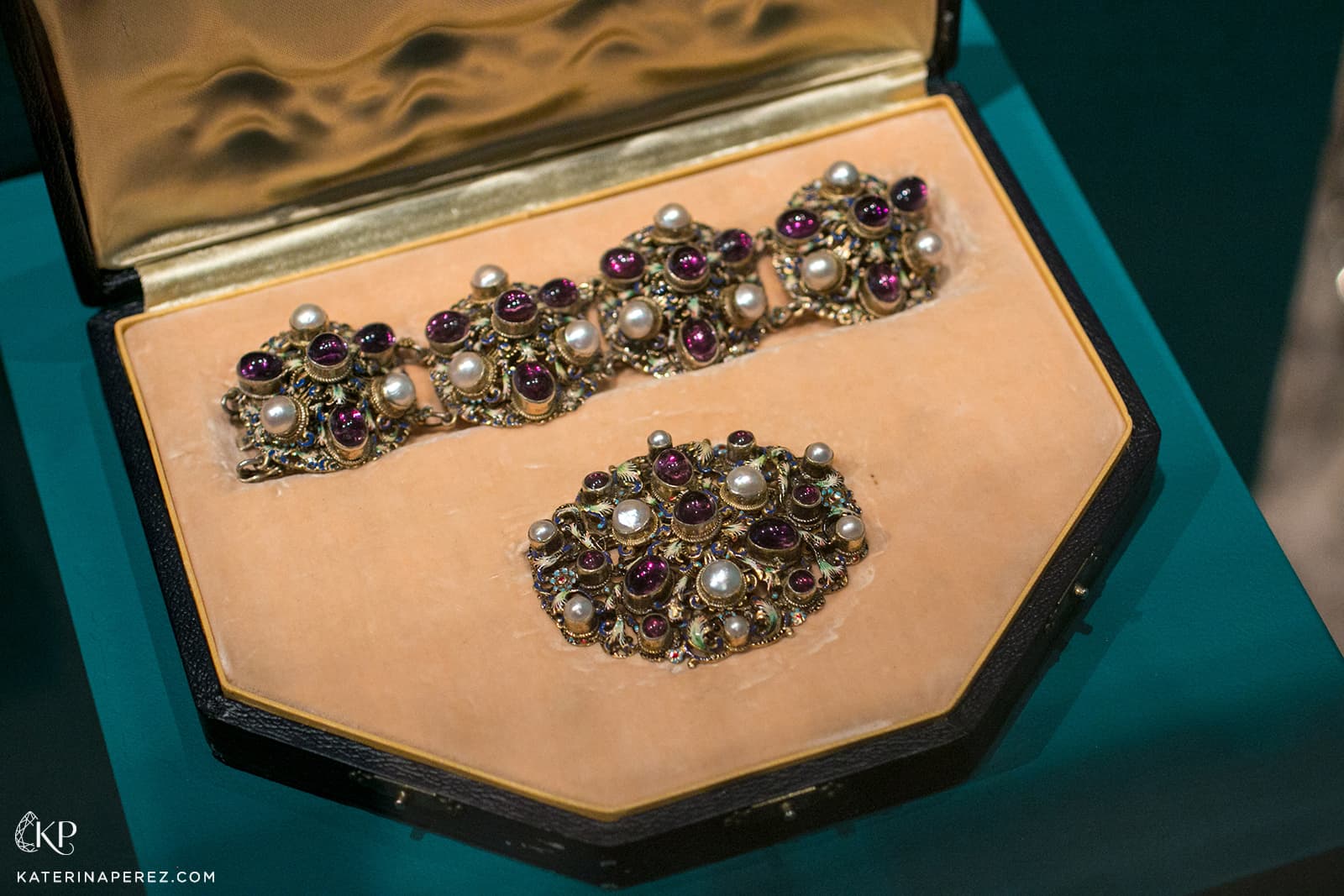  Jewellery set with pearls, amethysts and diamonds with enamel. Hungary, second half of the 19th century