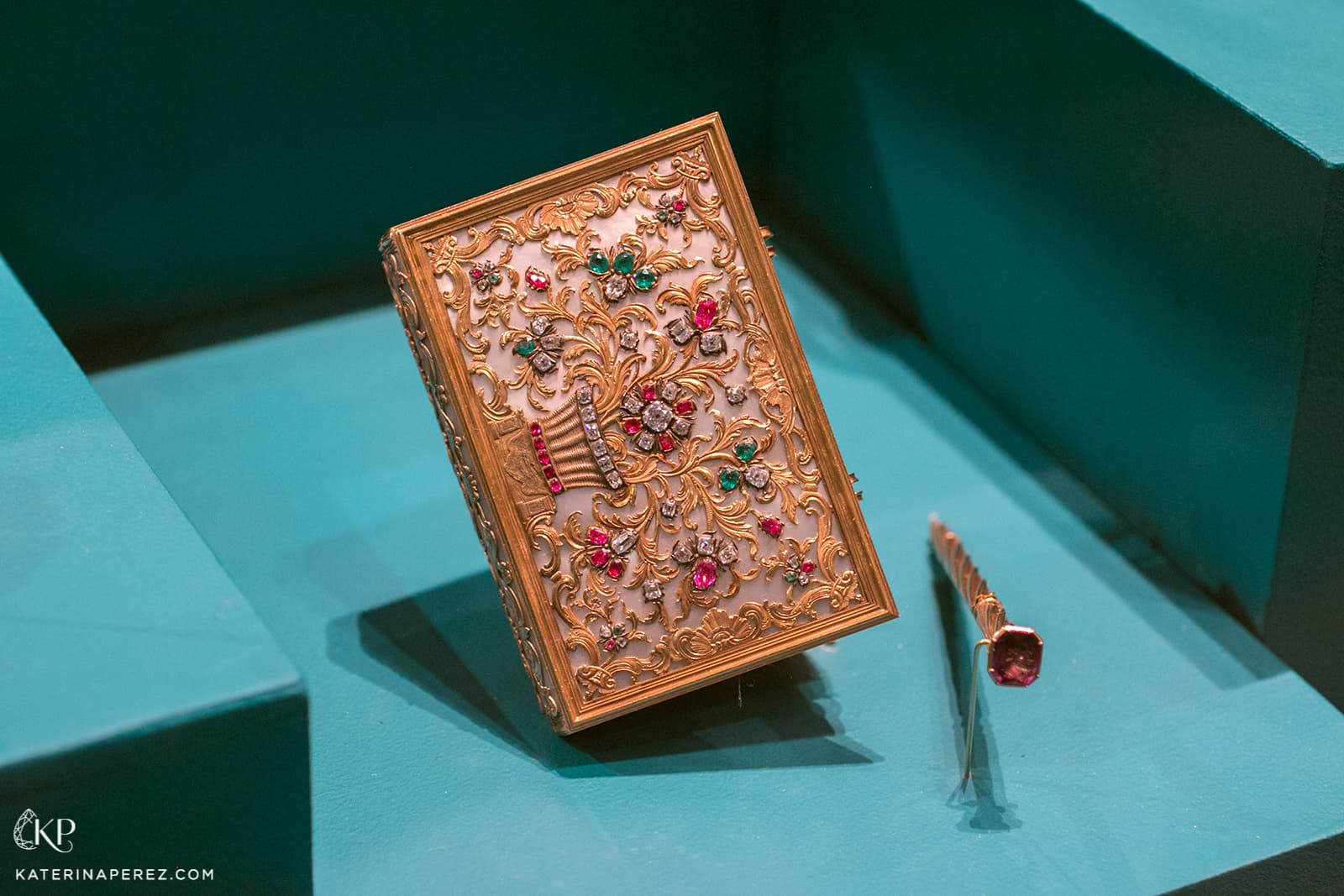  Notebook and purse in silver with mother-of-pearl, gold, diamonds, rubies, emeralds and amethysts. Paris, 1940s