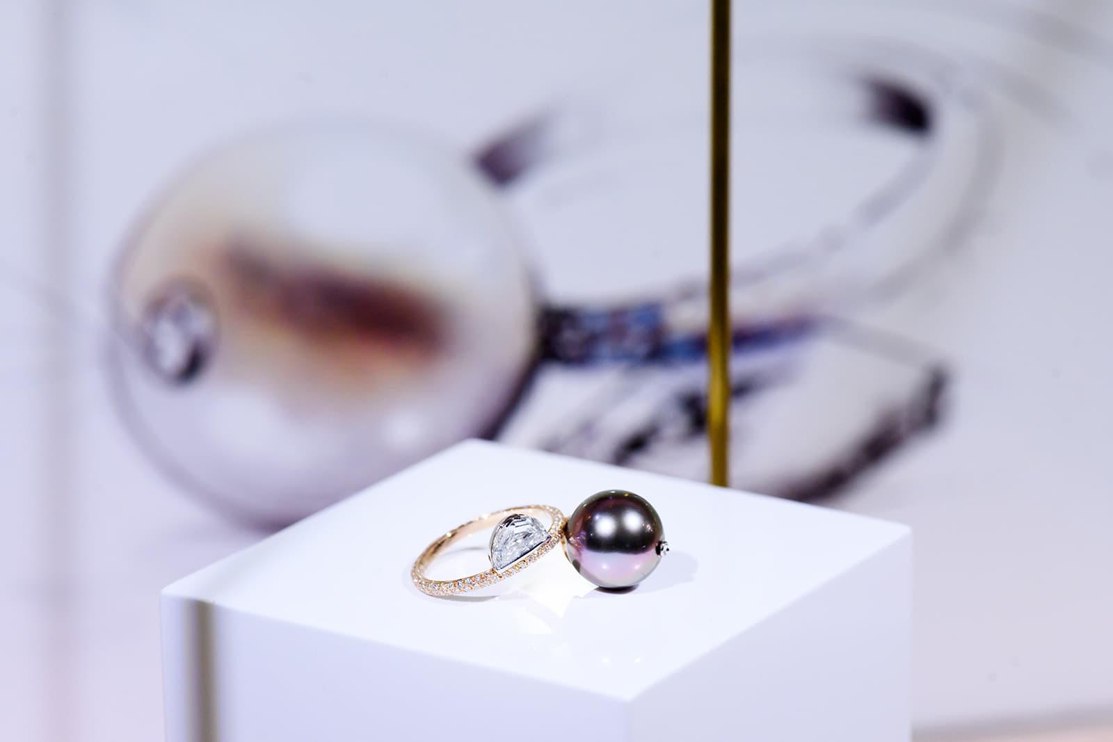 Кольцо Nuun 'Perle Noir' из коллекции 'Manifesto' из розового золота с жемчужиной 13.90ct и бриллиантами
