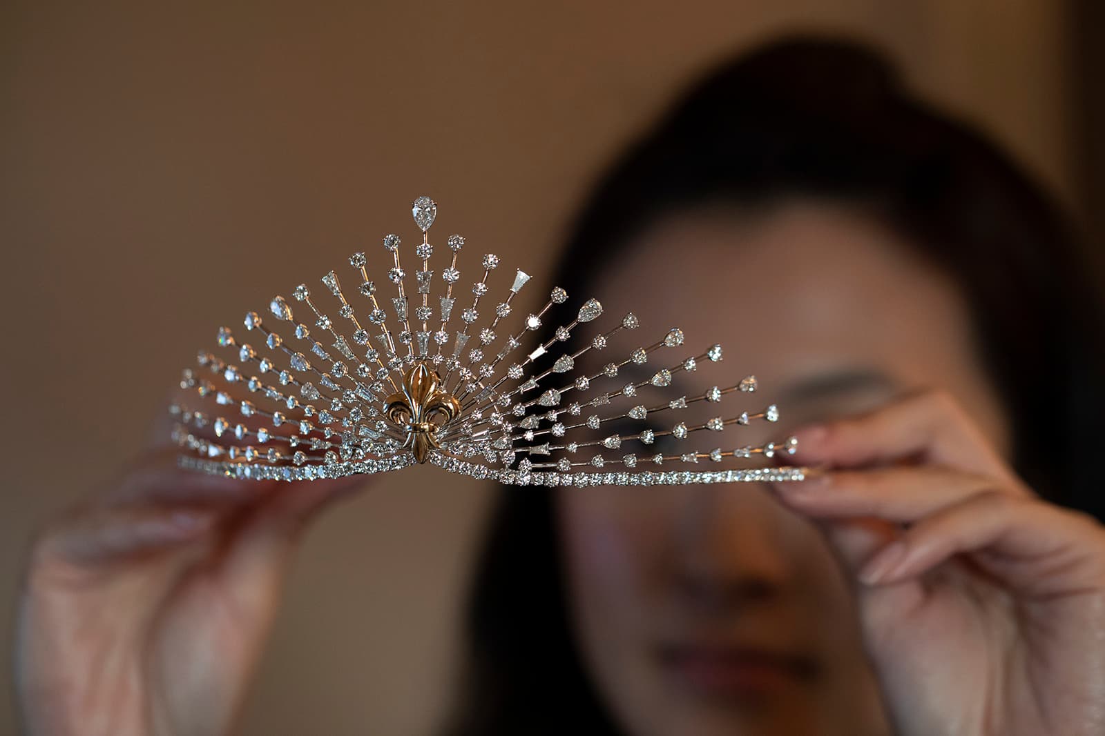  HARAKH diamond tiara set in 18K gold