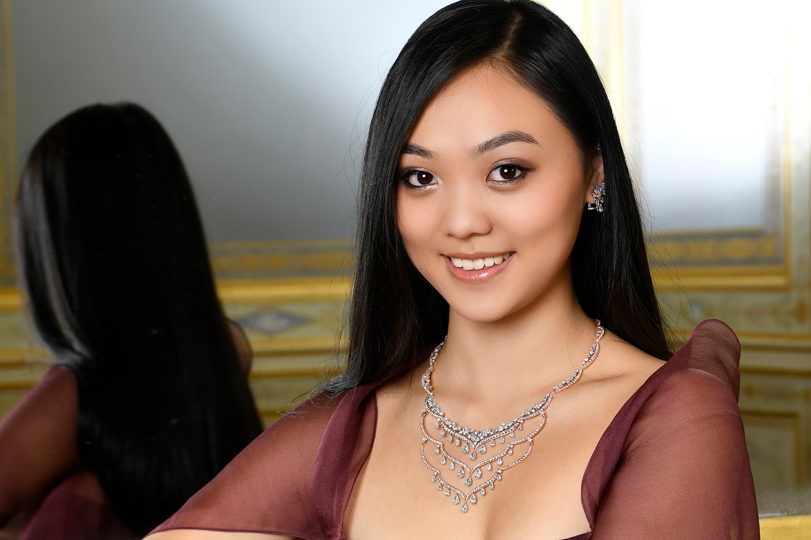  Jane Li wearing HARAKH colourless and pink diamond necklace