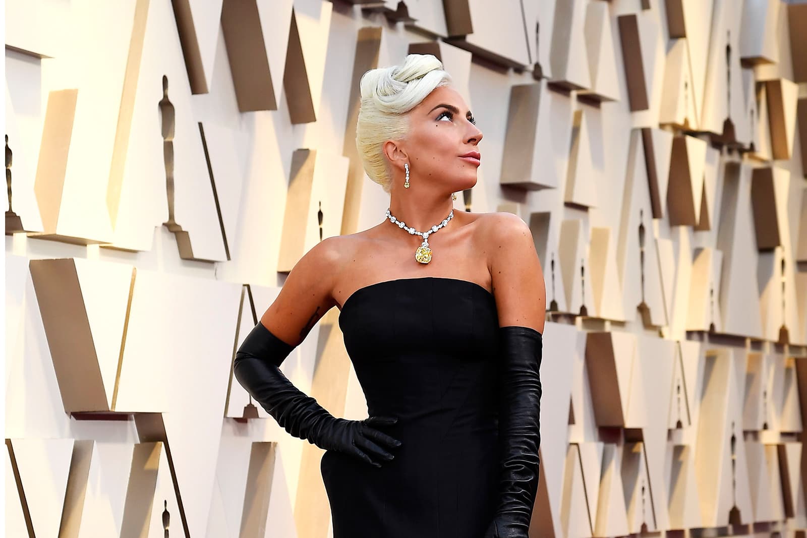 Lady Gaga wearing Tiffany&Co. necklace with the 128.54 carat fancy yellow Tiffany diamond and over 100ct colourless diamonds, earrings with fancy yellow diamonds and colourless diamonds