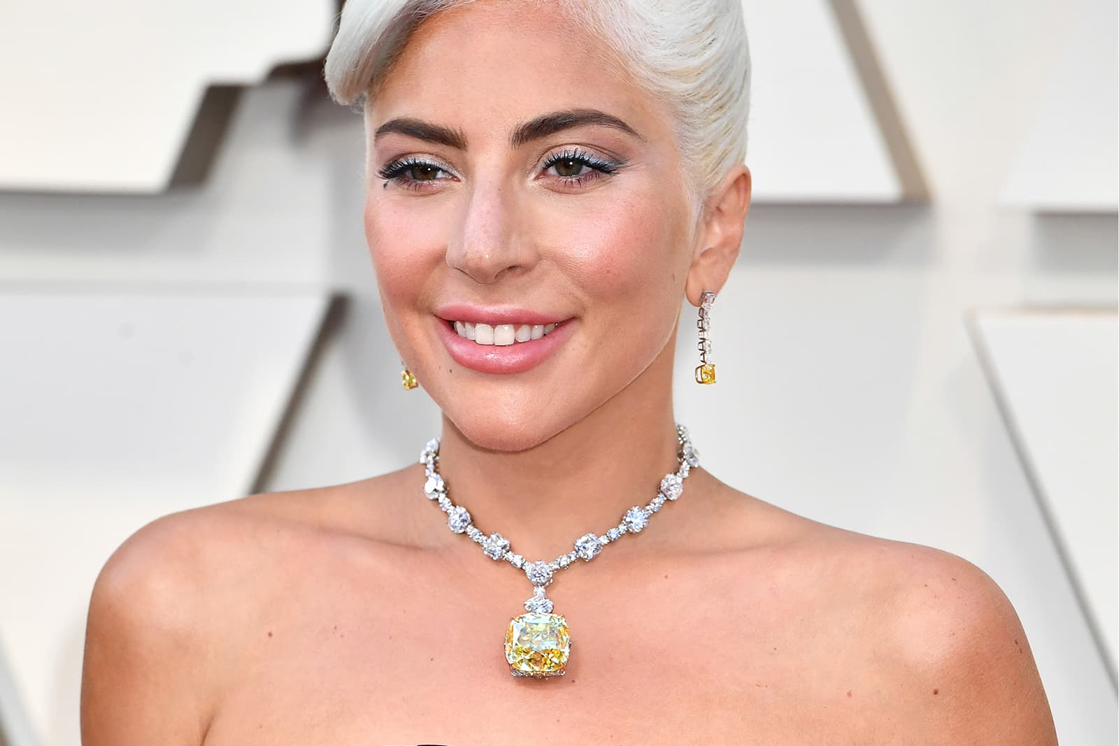  Lady Gaga wearing Tiffany&Co. necklace with the 128.54 carat fancy yellow Tiffany diamond and over 100ct colourless diamonds, earrings with fancy yellow diamonds and colourless diamonds