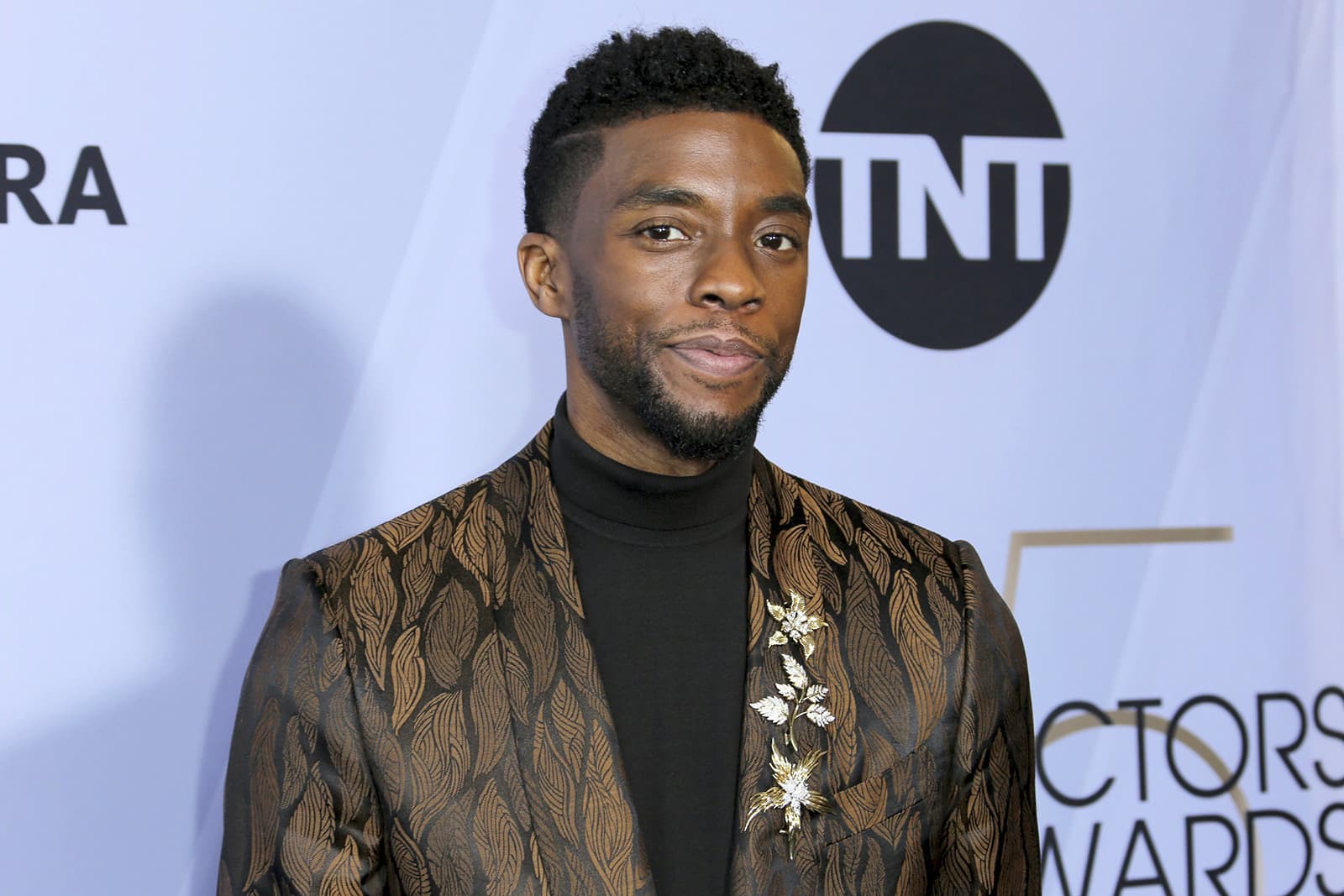  Chadwick Boseman wearing Tiffany & Co. pins with diamonds in yellow gold and platinum