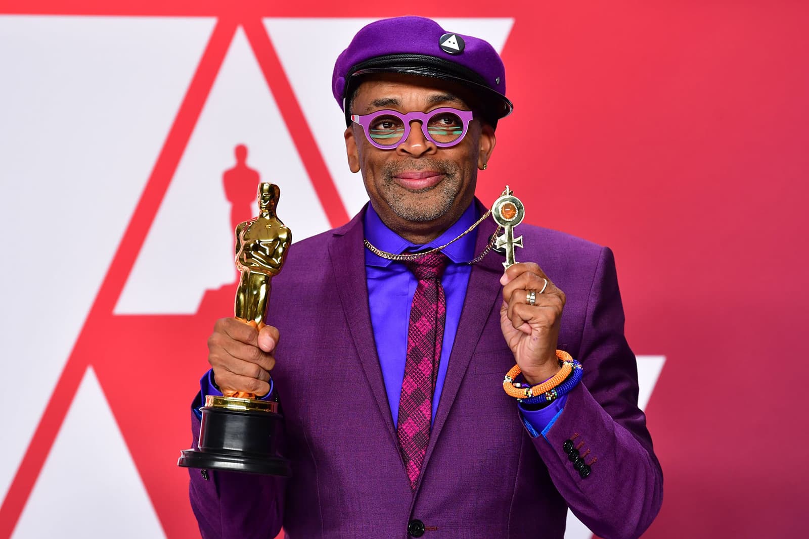 Spike Lee и подвеска Amedeo Scognamiglioa из желтого золота с бриллиантами и огненным опалом